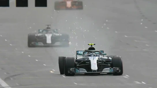 Bottas, con el neumático pinchado Bottas, con el neumático pinchado