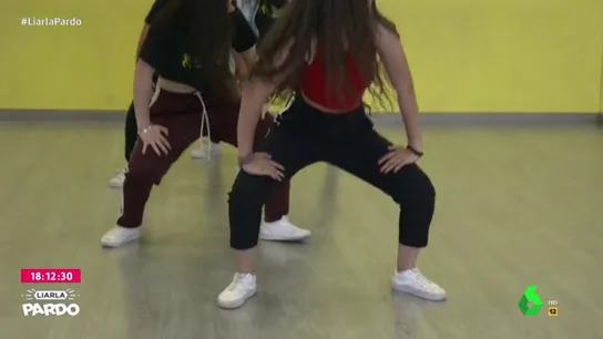 Un grupo de chicas en una academia de baile Un grupo de chicas en una academia de baile