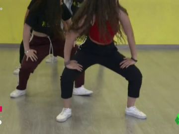 Un grupo de chicas en una academia de baile Un grupo de chicas en una academia de baile