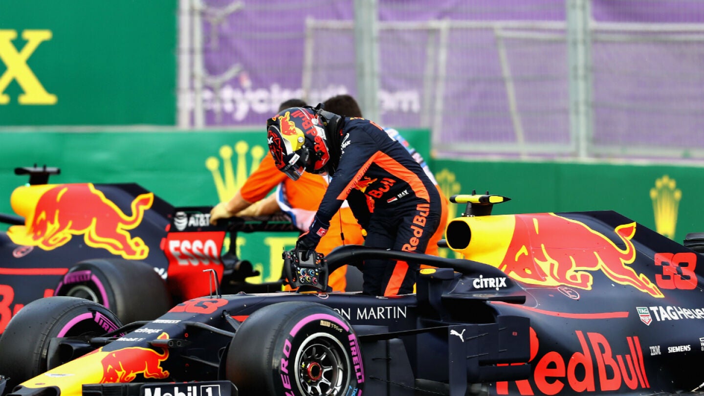 Verstappen se baja del Red Bull