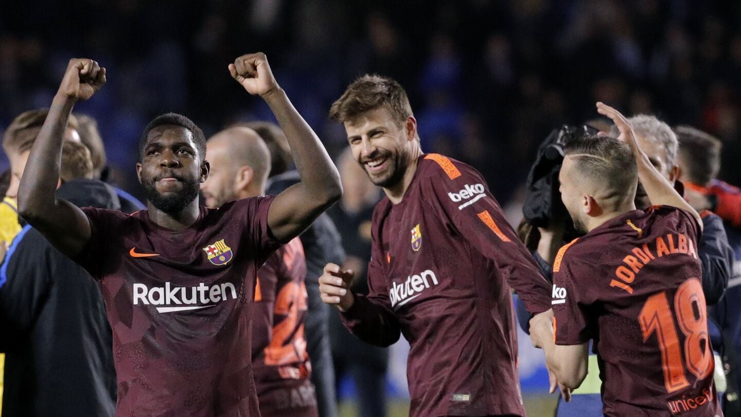 Los jugadores del Bar&ccedil;a celebran la Liga en Riazor