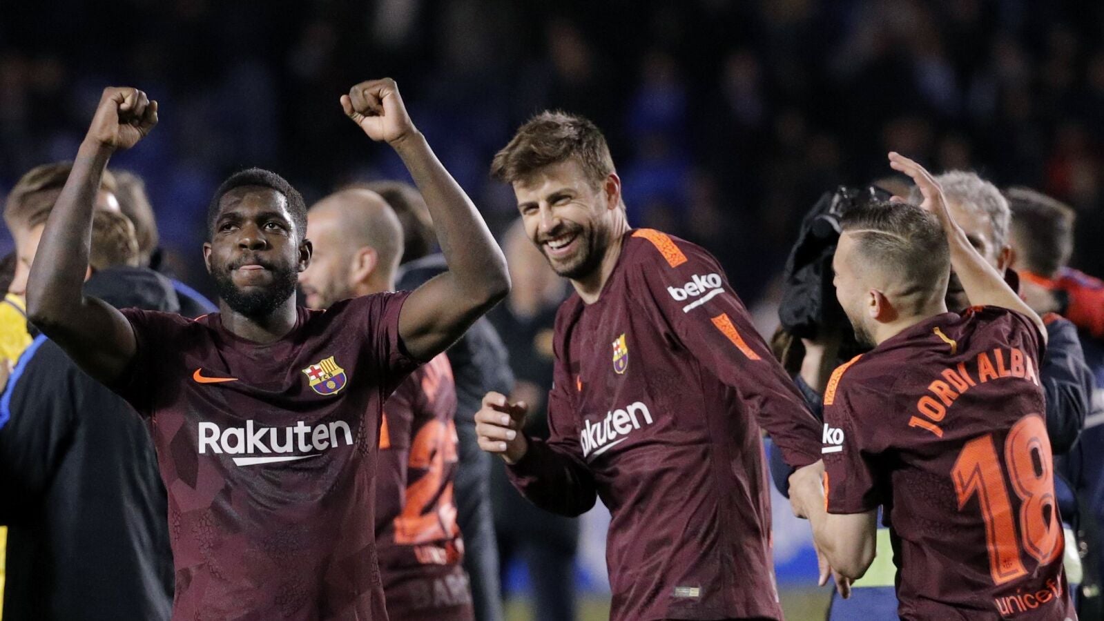 Los jugadores del Bar&ccedil;a celebran la Liga en Riazor