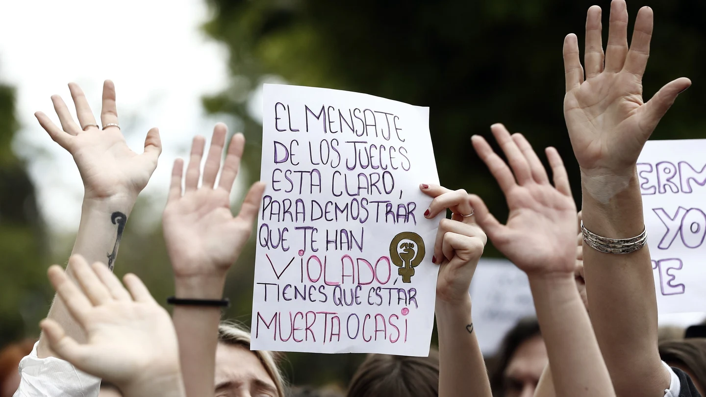 Cientos de personas se han concentrado este mediodía frente al Palacio de Justicia de Navarra Cientos de personas se han concentrado este mediodía frente al Palacio de Justicia de Navarra