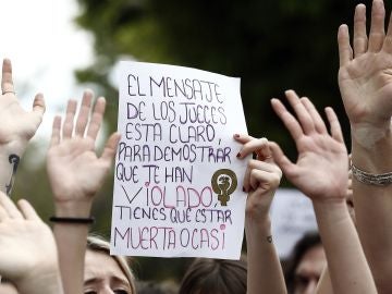 Cientos de personas se han concentrado este mediodía frente al Palacio de Justicia de Navarra Cientos de personas se han concentrado este mediodía frente al Palacio de Justicia de Navarra