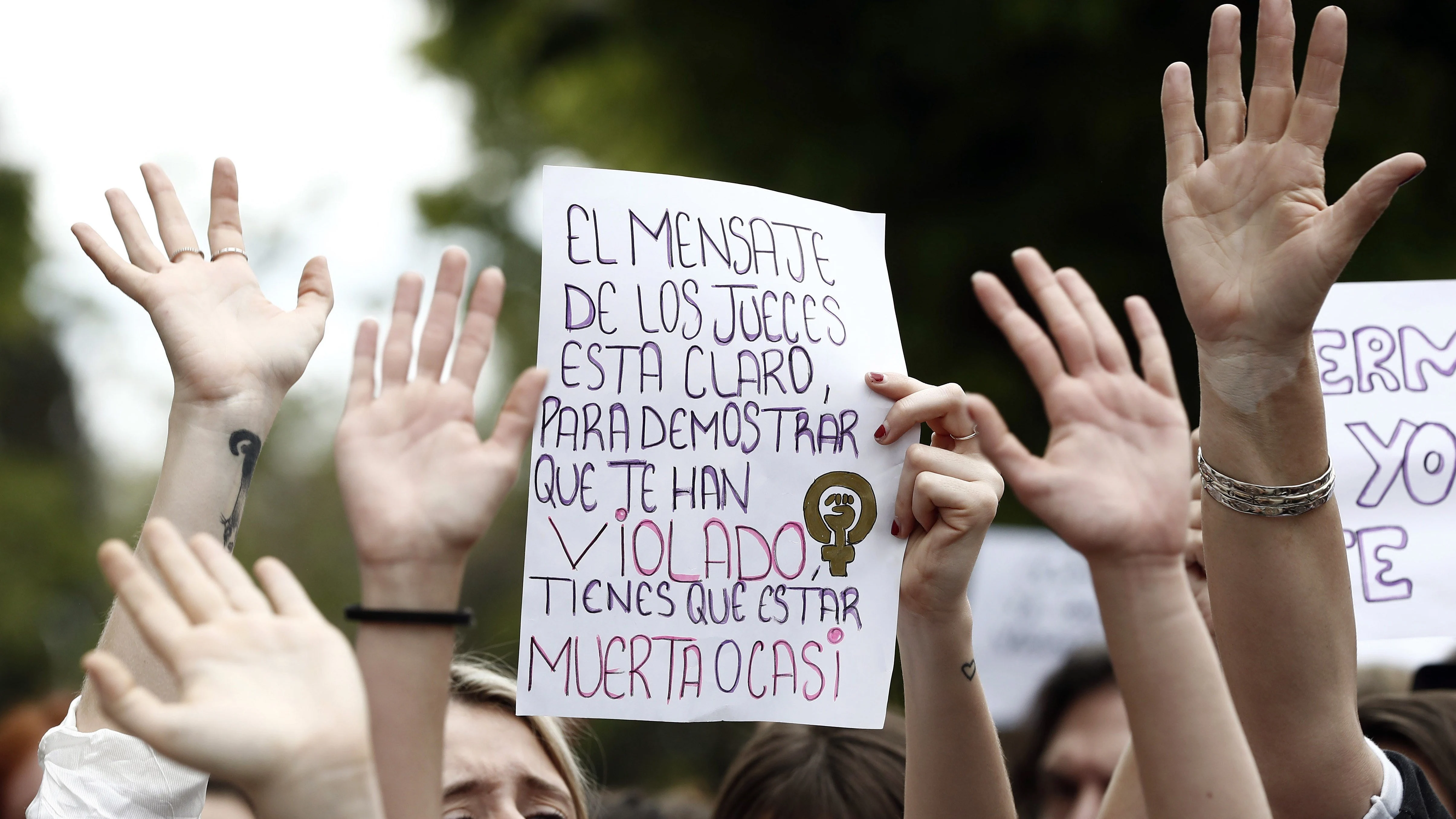 Cientos de personas se han concentrado este mediodía frente al Palacio de Justicia de Navarra