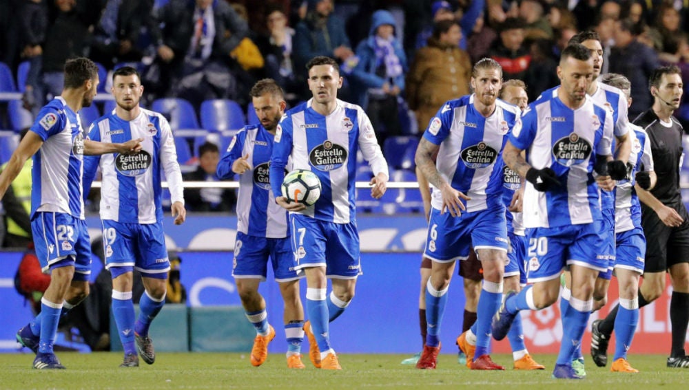 El Deportivo de La Coruña certifica su descenso a Segunda tras perder ante  el Barcelona
