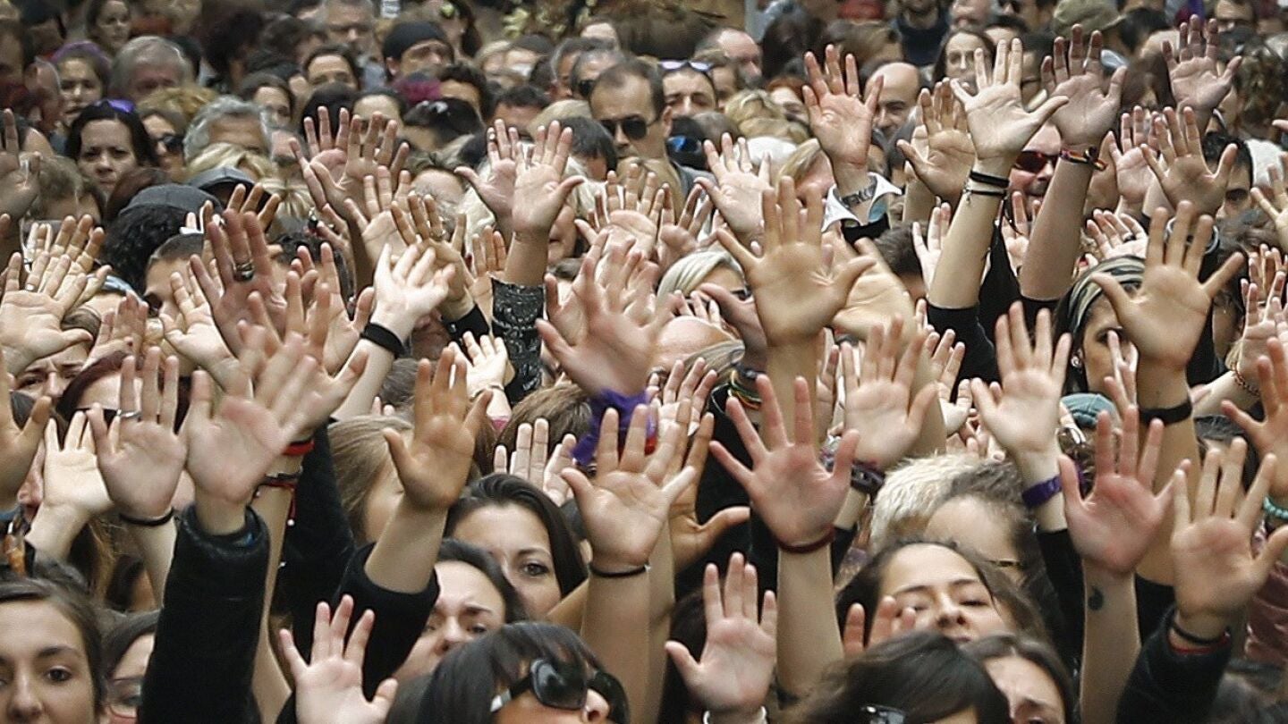 Varios miles de personas se han reunido de nuevo hoy ante el Palacio de Justicia de Navarra 