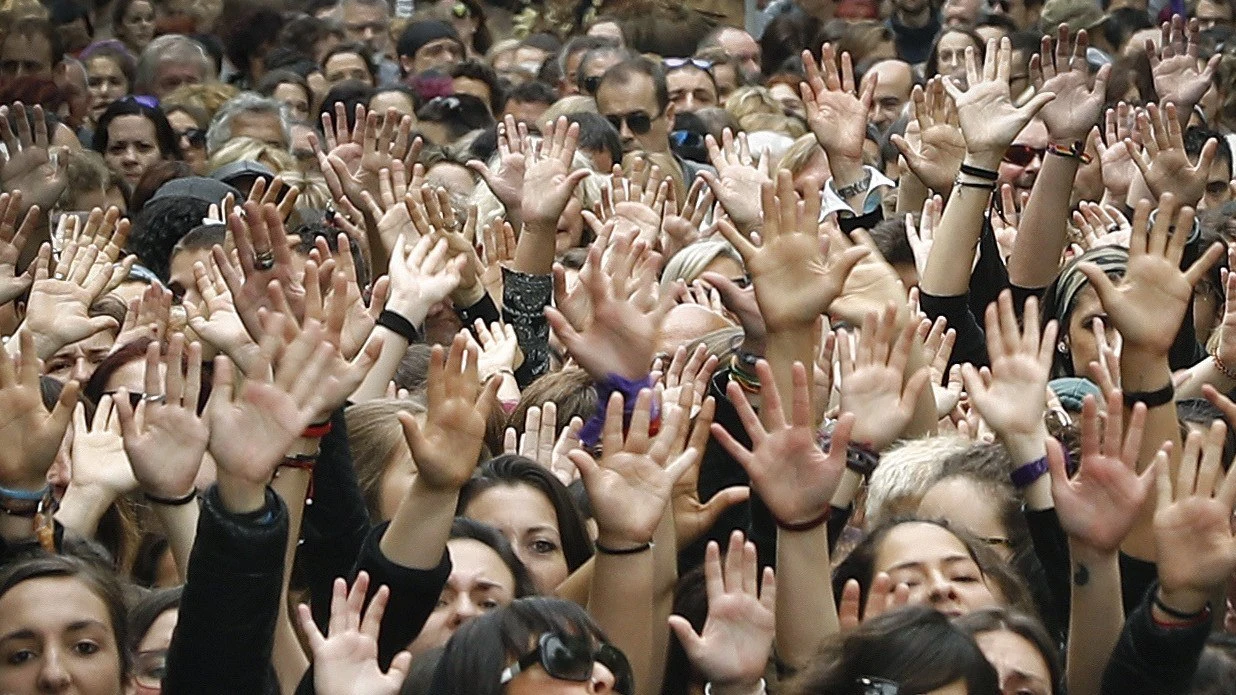 Varios miles de personas se han reunido de nuevo hoy ante el Palacio de Justicia de Navarra 