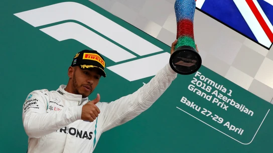 Hamilton, con el trofeo del GP de Azerbaiyán Hamilton, con el trofeo del GP de Azerbaiyán