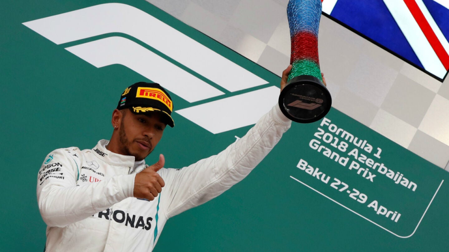 Hamilton, con el trofeo del GP de Azerbaiy&aacute;n