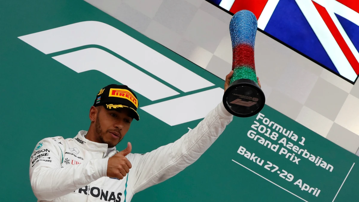 Hamilton, con el trofeo del GP de Azerbaiyán