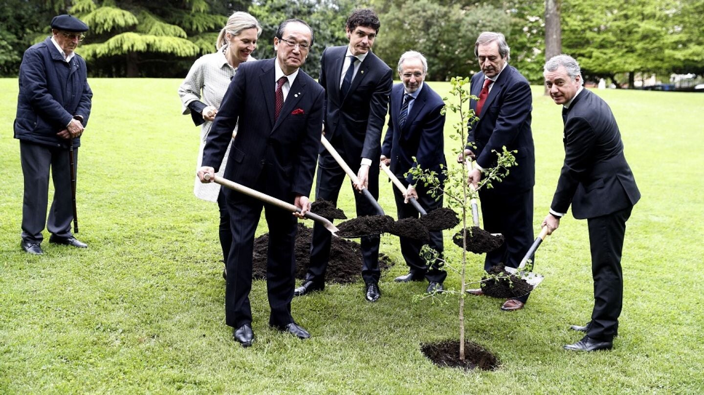 El lehendakari, I&ntilde;igo Urkullu, junto al alcalde de Hiroshima, Kazumi Matsui