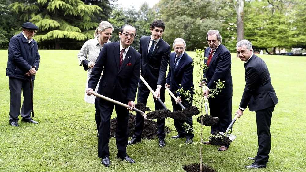 El lehendakari, Iñigo Urkullu, junto al alcalde de Hiroshima, Kazumi Matsui