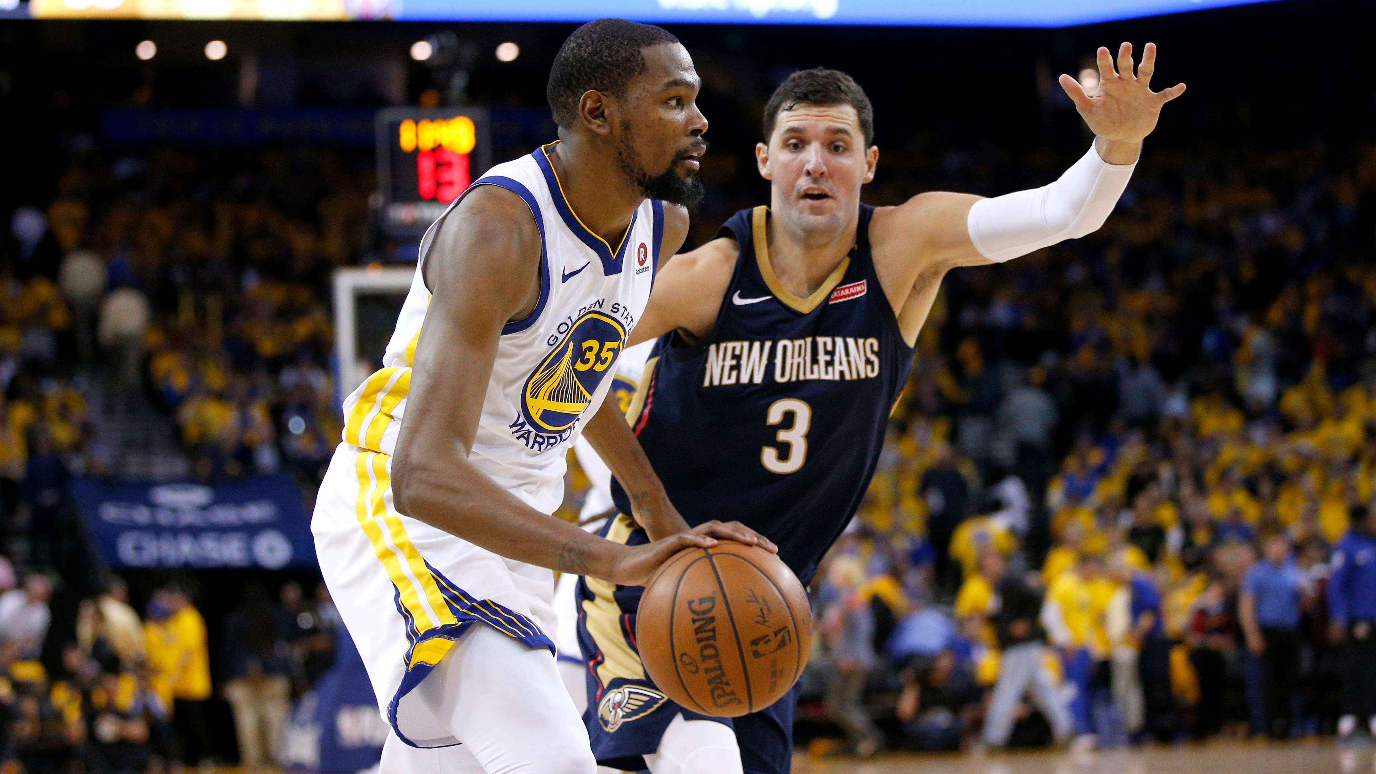 Nikola Mirotic defiende la jugada de Kevin Durant