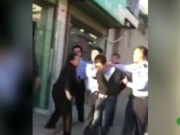 Momento en el que detienen al joven Momento en el que detienen al joven