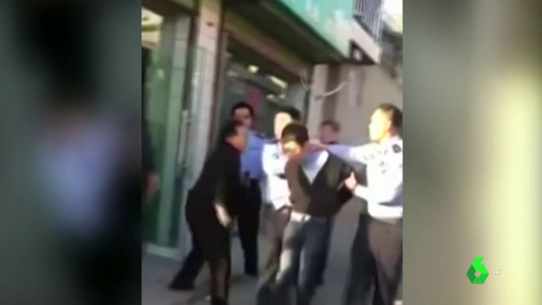 Momento en el que detienen al joven 