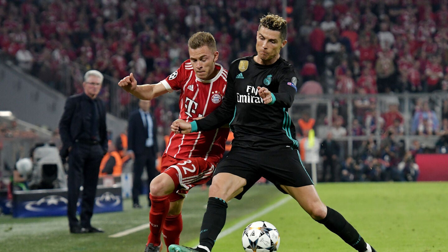 Cristiano Ronaldo pelea un bal&oacute;n con Kimmich