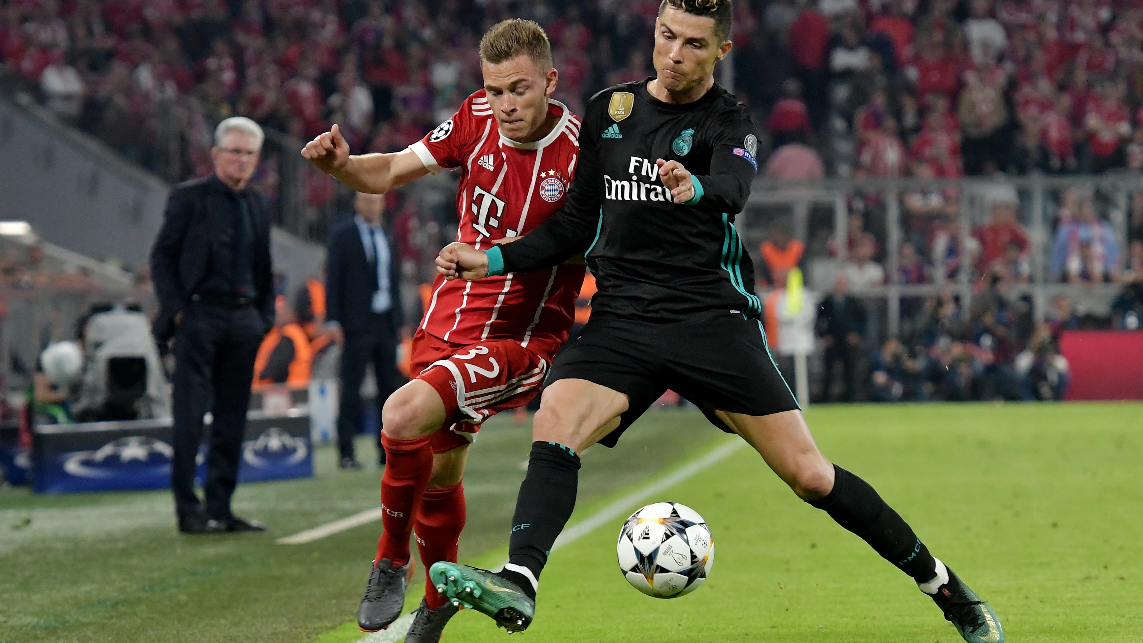 Cristiano Ronaldo pelea un balón con Kimmich Cristiano Ronaldo pelea un balón con Kimmich