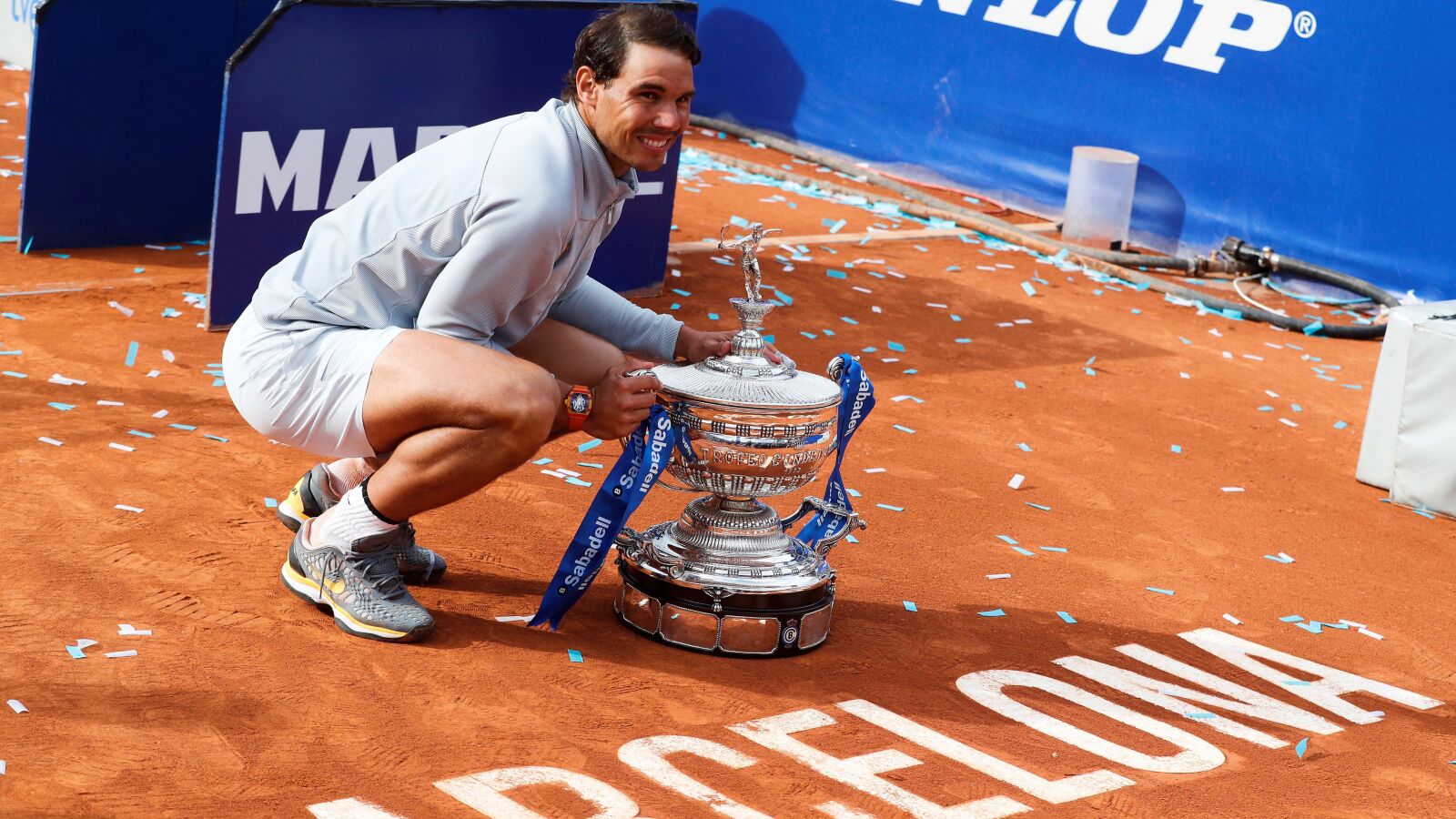 Rafa Nadal posa con su XI God&oacute;