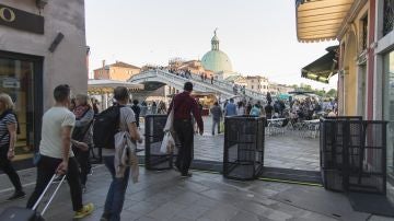 Imágenes de los llamados tornos antituristas en Venecia