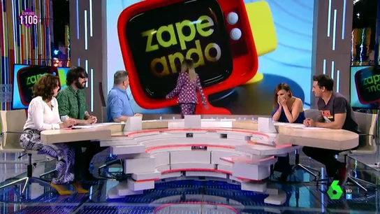 Comos ustituta de Frank Blanco presentando Zapeando, Anna SImon no ha podido evitar ser la protagonista de varias novatadas de sus compañeros. Desde no tener la silla en su sitio hasta un dibujo que le han hecho en su guión: "Mejor no lo enseño", destaca. simon Comos ustituta de Frank Blanco presentando Zapeando, Anna SImon no ha podido evitar ser la protagonista de varias novatadas de sus compañeros. Desde no tener la silla en su sitio hasta un dibujo que le han hecho en su guión: "Mejor no lo enseño", destaca.