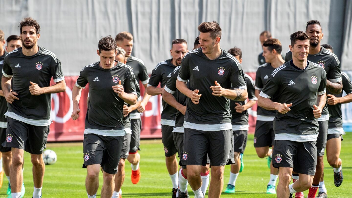 Los jugadores del Bayern se ejercitan en un entrenamiento