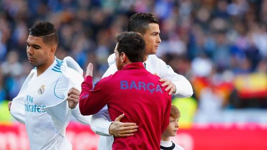 Cristiano y Messi se saludan antes de un partido Cristiano y Messi se saludan antes de un partido
