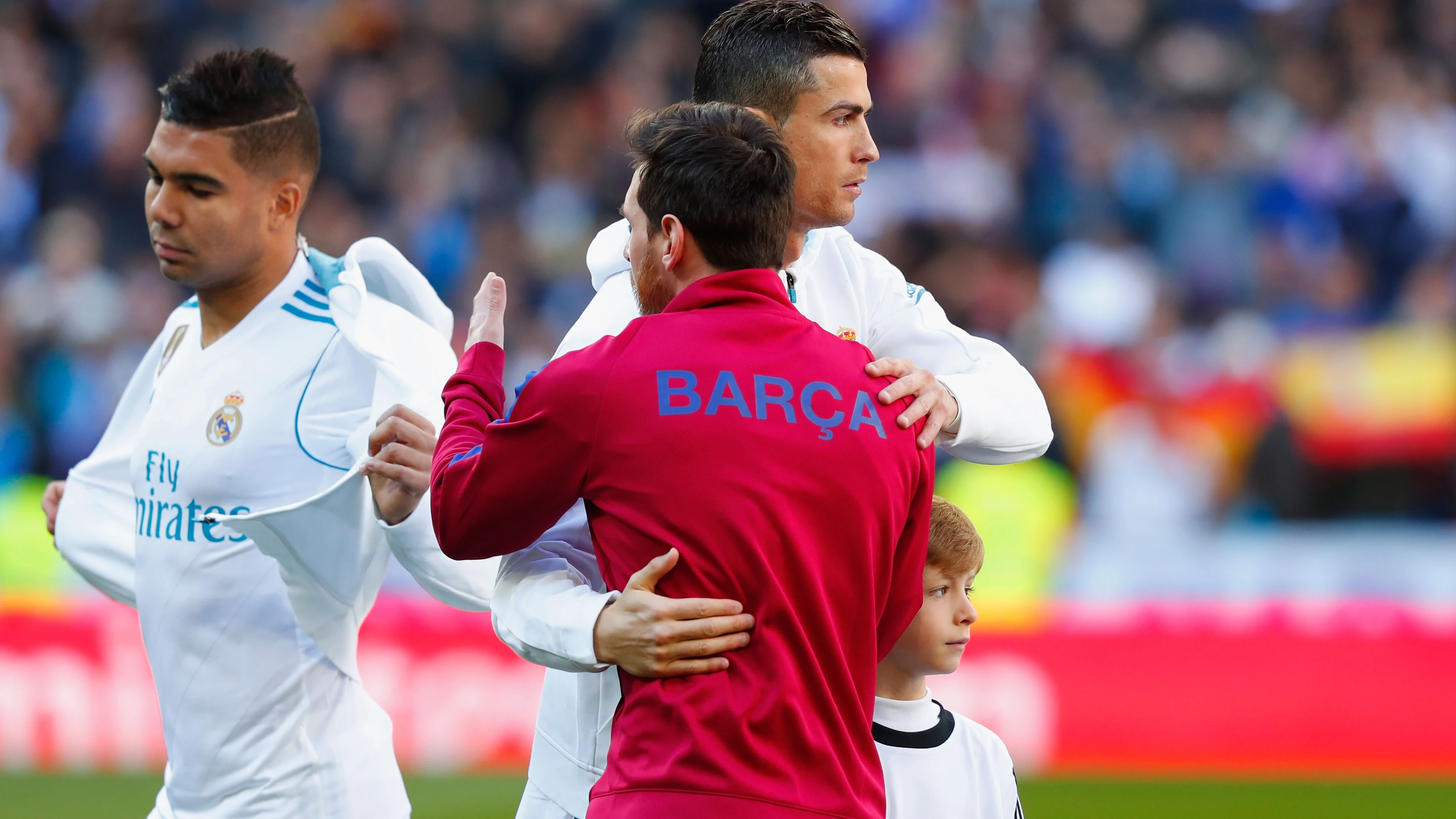 Cristiano y Messi se saludan antes de un partido