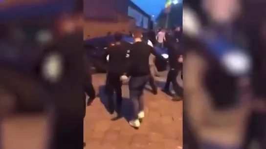 Las impactantes imágenes de un conductor atropellando deliberadamente a una multitud fuera de una discoteca Las impactantes imágenes de un conductor atropellando deliberadamente a una multitud fuera de una discoteca