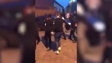 Las impactantes imágenes de un conductor atropellando deliberadamente a una multitud fuera de una discoteca