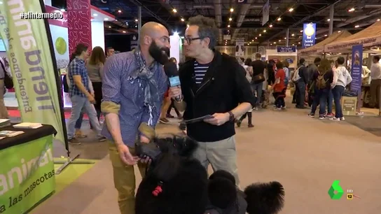 Santi Villas en una feria de mascotas Santi Villas en una feria de mascotas