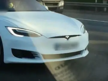 Pillado con su Tesla circulando en el asiento del acompañante Pillado con su Tesla circulando en el asiento del acompañante