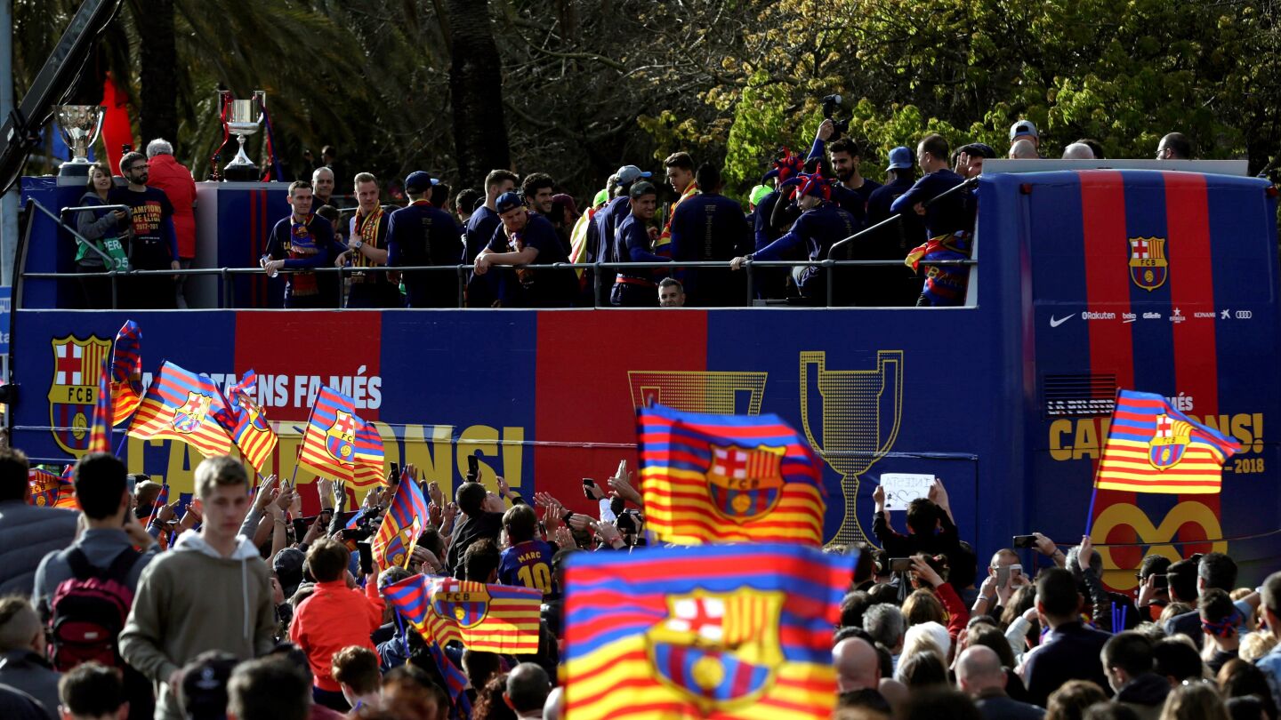 Los jugadores del Barcelona celebran el doblete logrado con los aficionados