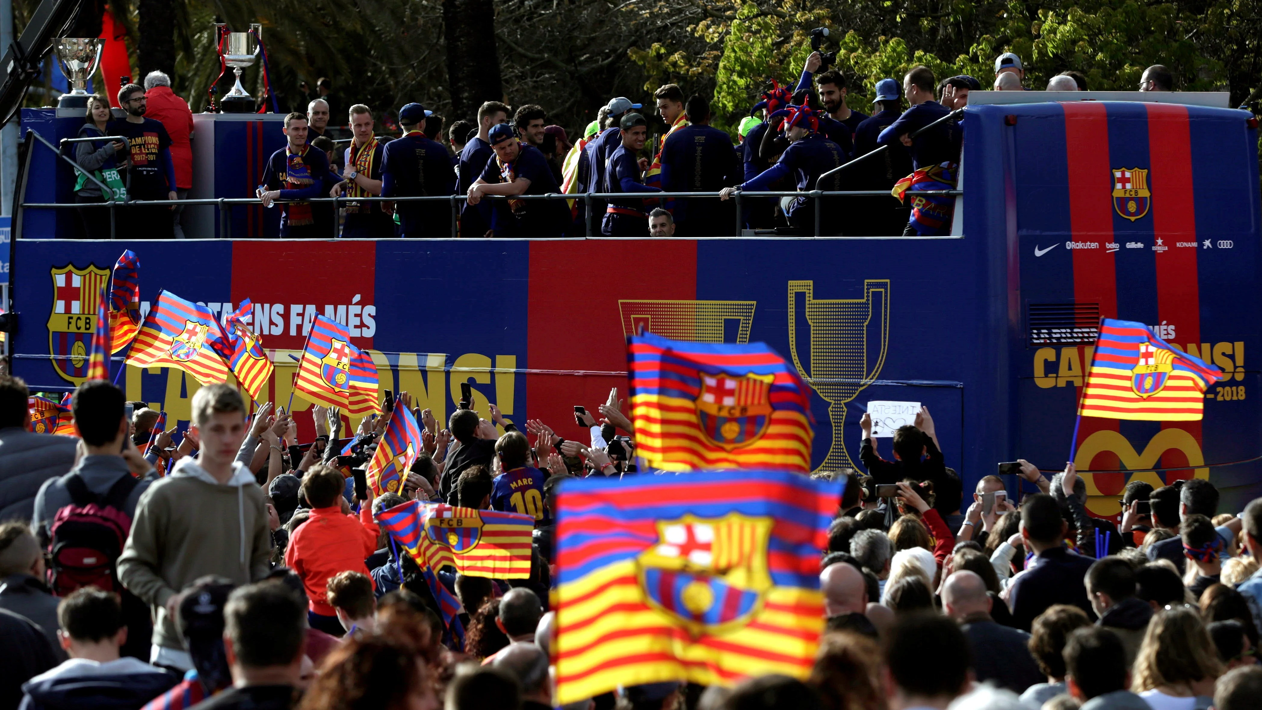 Los jugadores del Barcelona celebran el doblete logrado con los aficionados