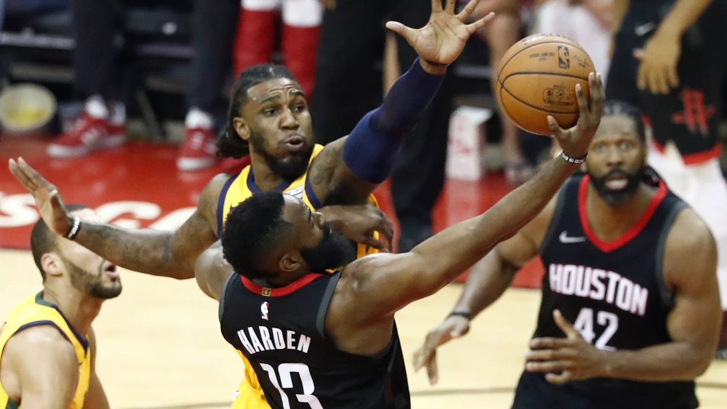 James Harden anota ante la oposición de la defensa de los Jazz James Harden anota ante la oposición de la defensa de los Jazz