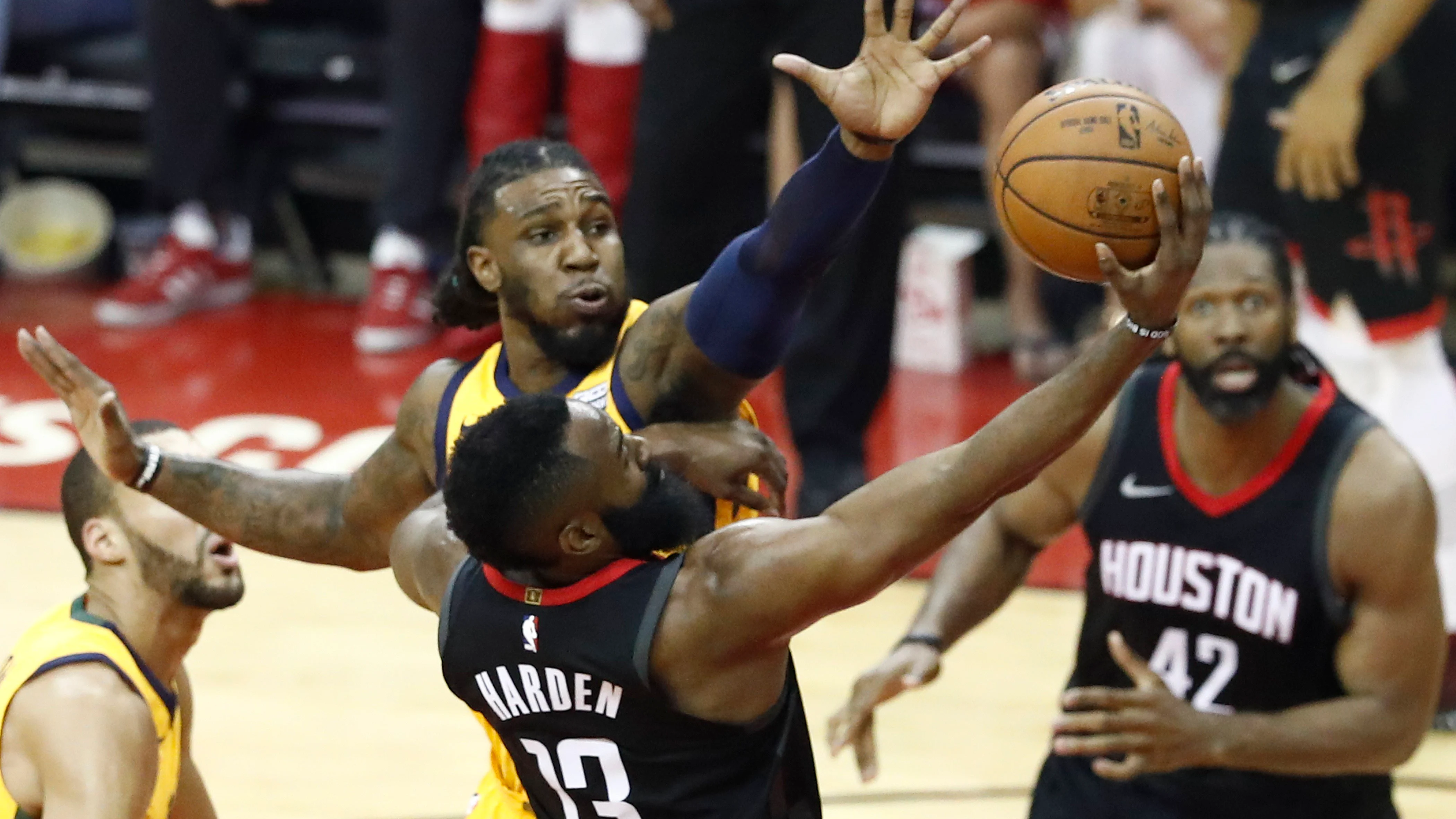 James Harden anota ante la oposición de la defensa de los Jazz