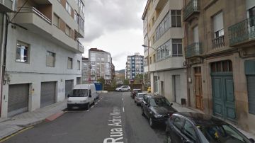 Inmediaciones del lugar en el que un agente empotró su vehículo contra una terraz en Ourense