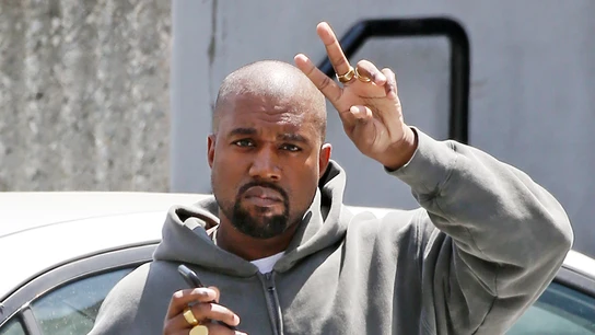 Kanye West, muy simpatico con la prensa Mientras los paparazzis le fotografiaban