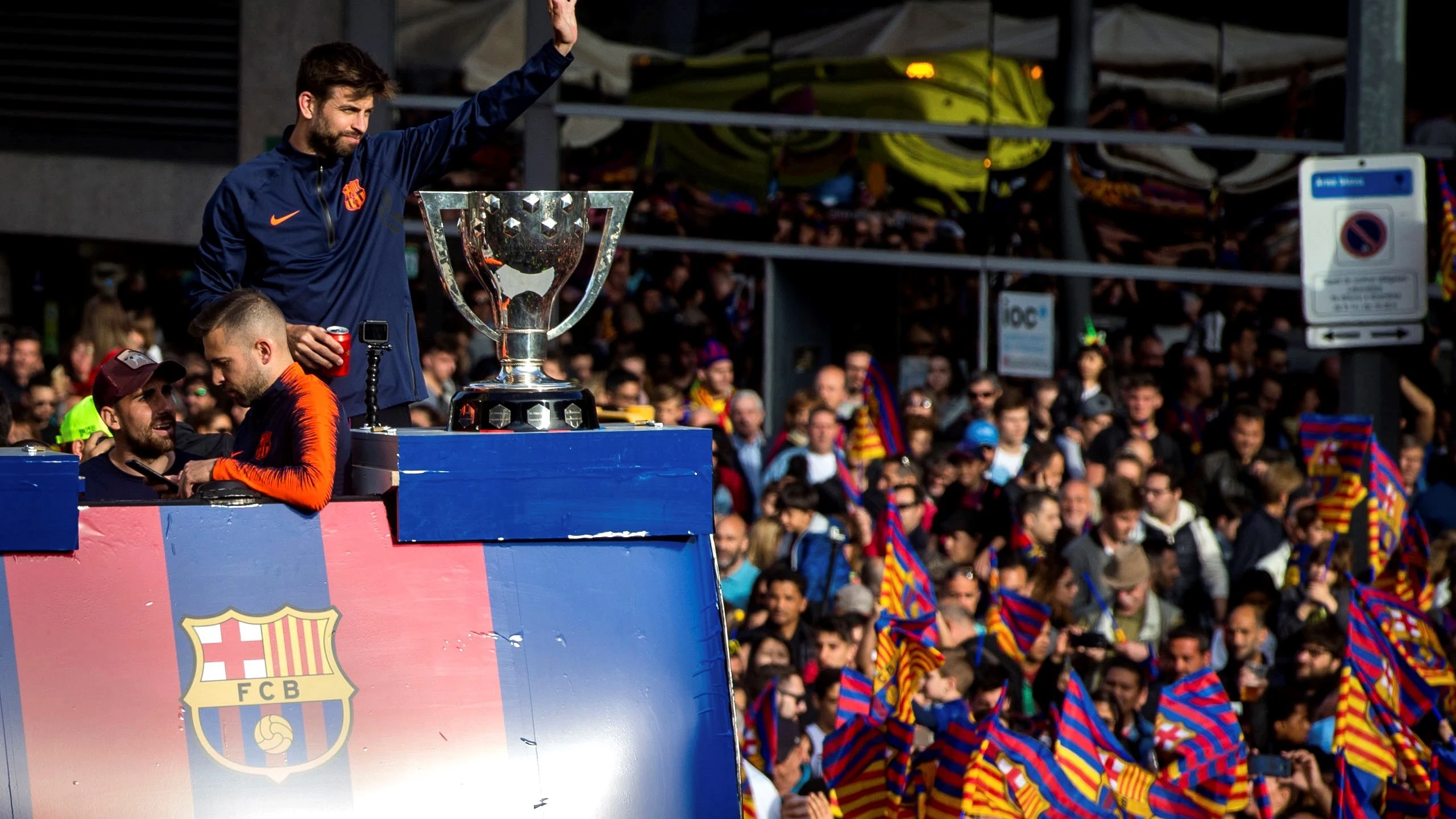 Piqué celebra con los aficionados del Barça el doblete