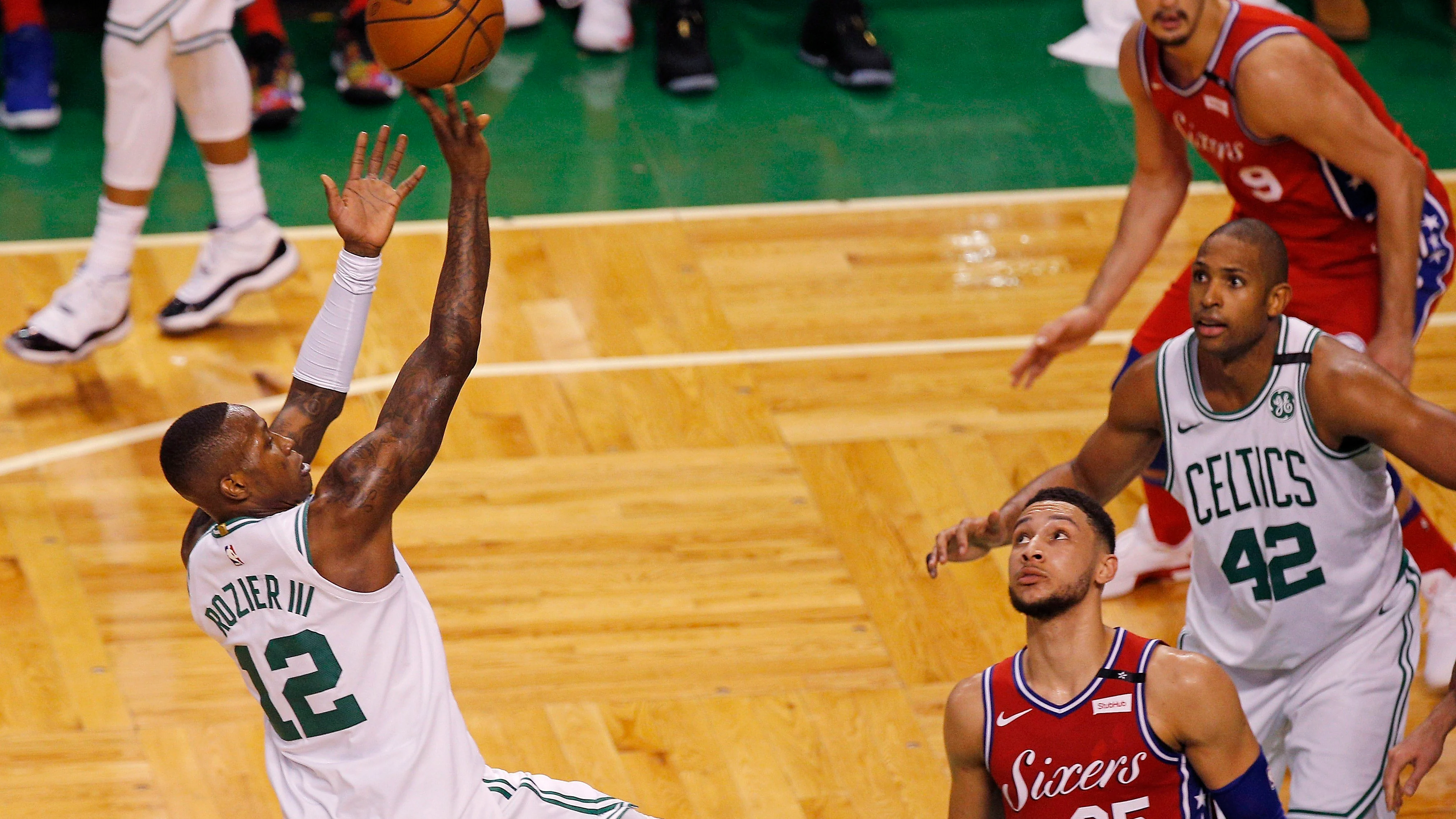 Terry Rozier anota ante los Sixers