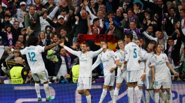 Los jugadores del Real Madrid celebran el segundo gol de Benzema