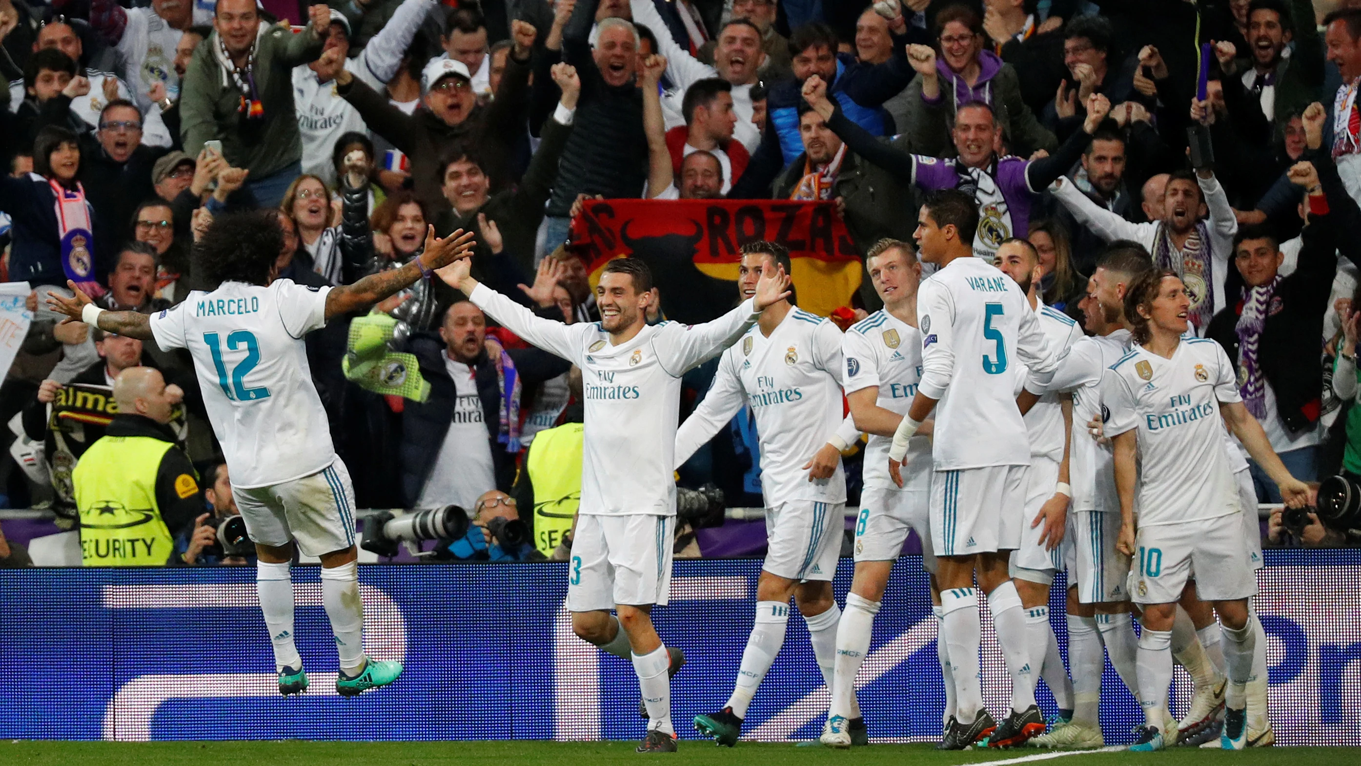 Los jugadores del Real Madrid celebran el segundo gol de Benzema