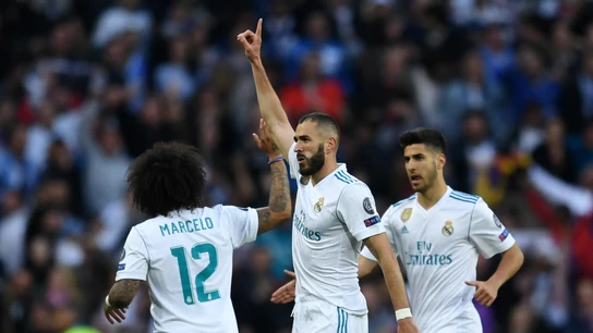 Benzema celebra con sus compañeros su gol al Bayern Benzema celebra con sus compañeros su gol al Bayern