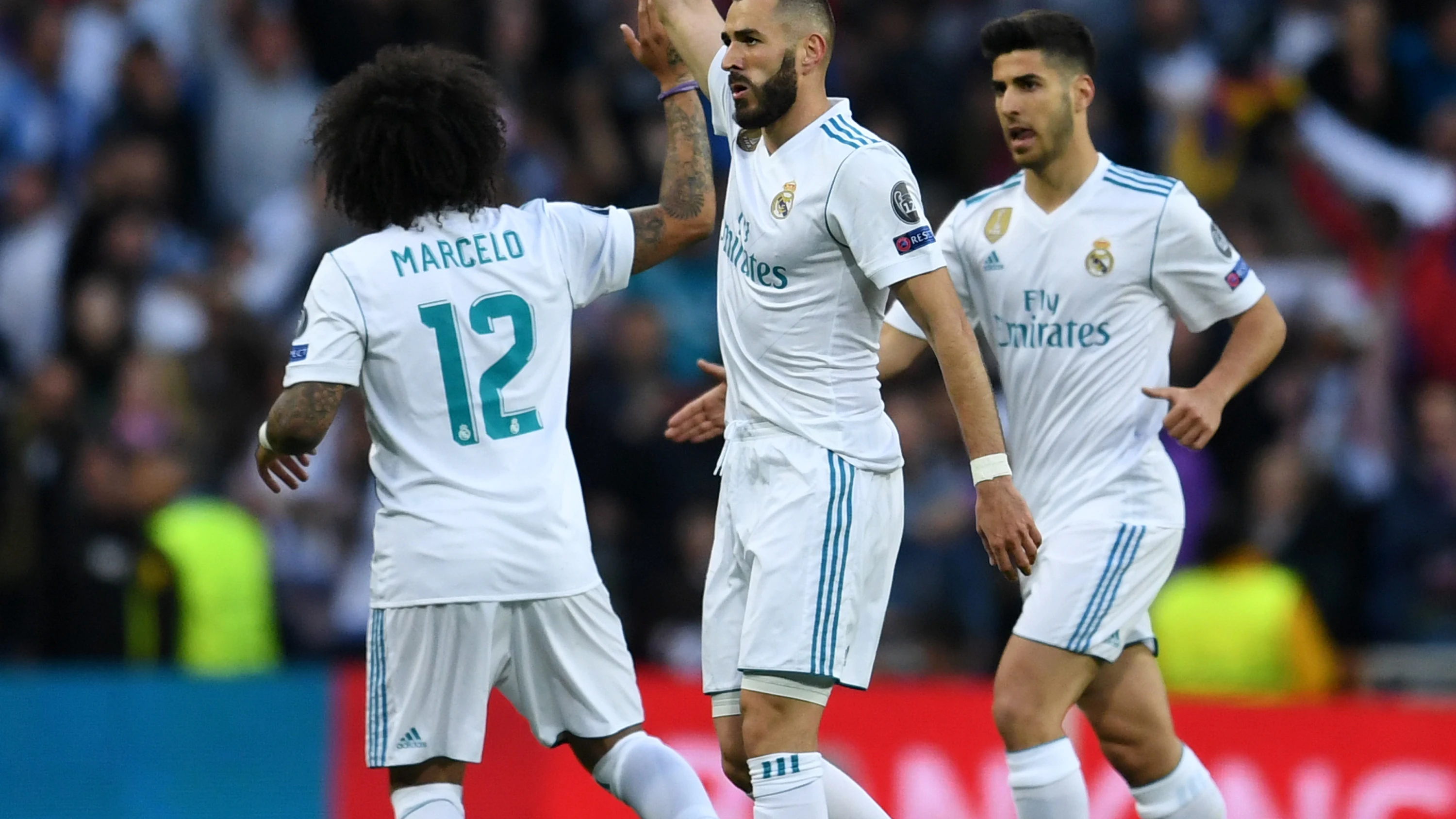 Benzema celebra con sus compañeros su gol al Bayern