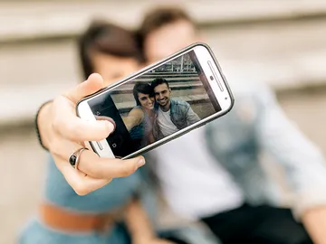 Una pareja se hace un selfie Una pareja se hace un selfie