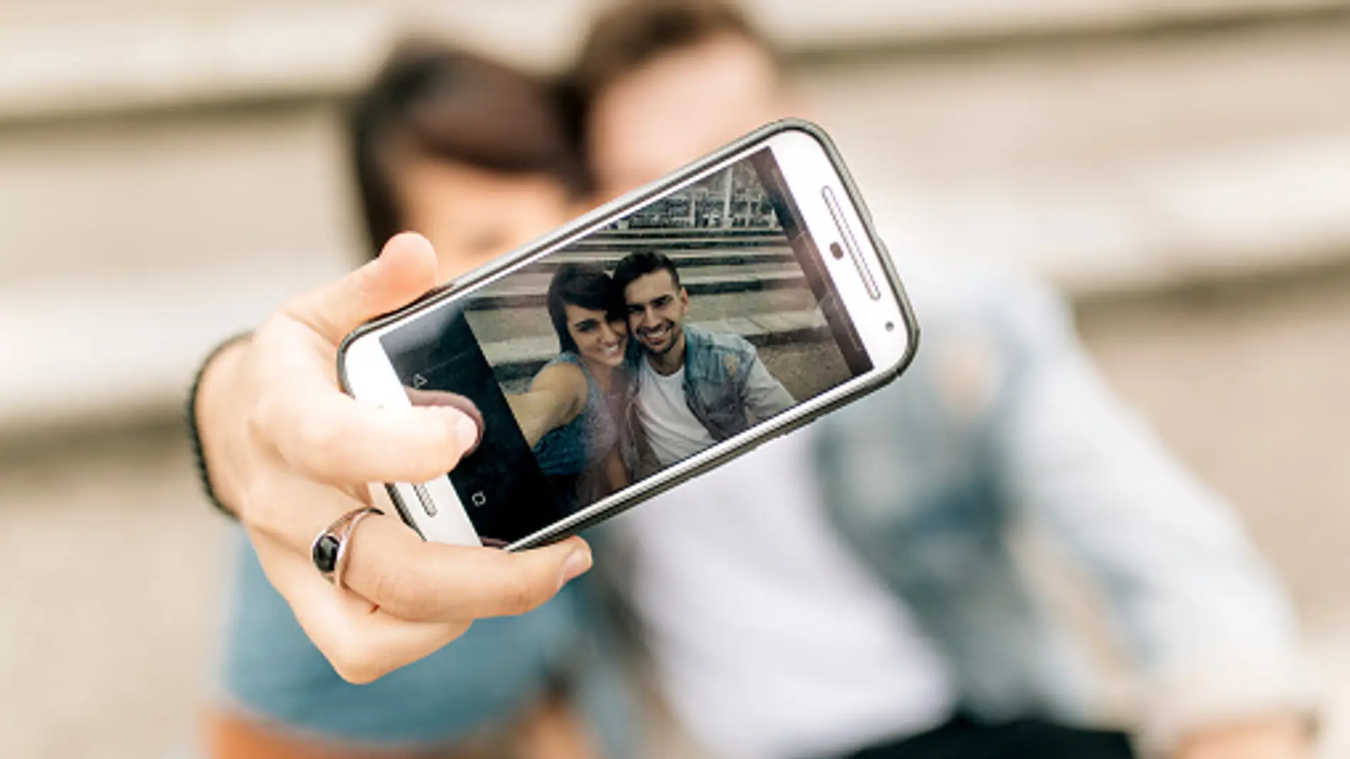 Una pareja se hace un selfie