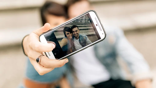 Una pareja se hace un selfie Una pareja se hace un selfie