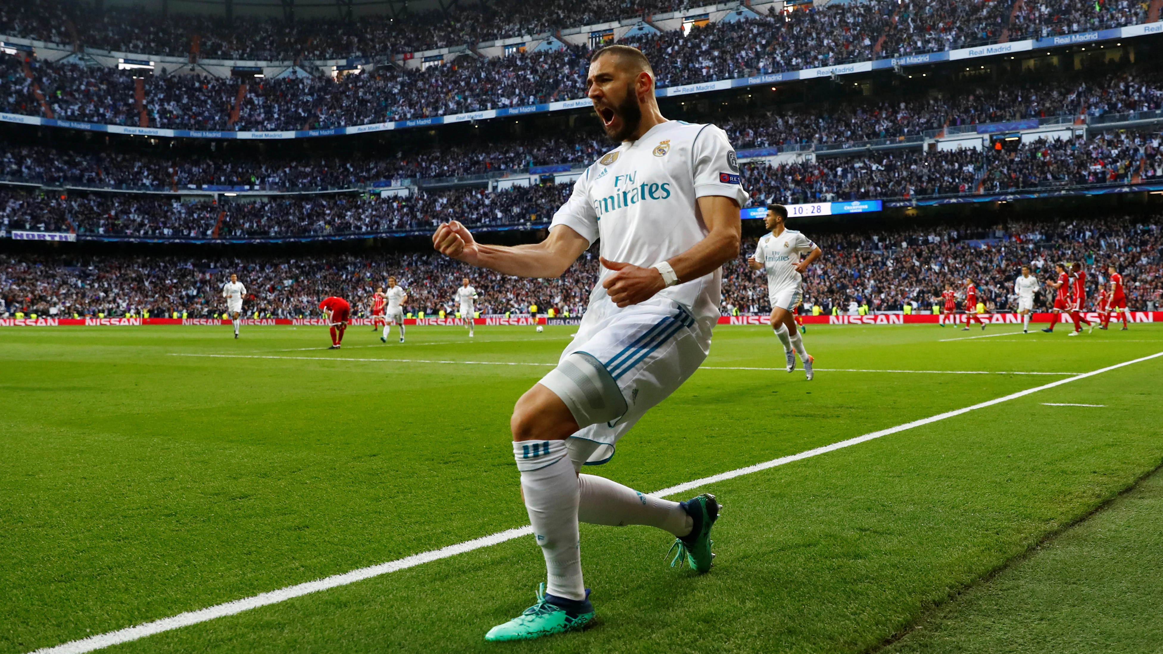 Benzema celebra el 1-1 en el Real Madrid - Bayern