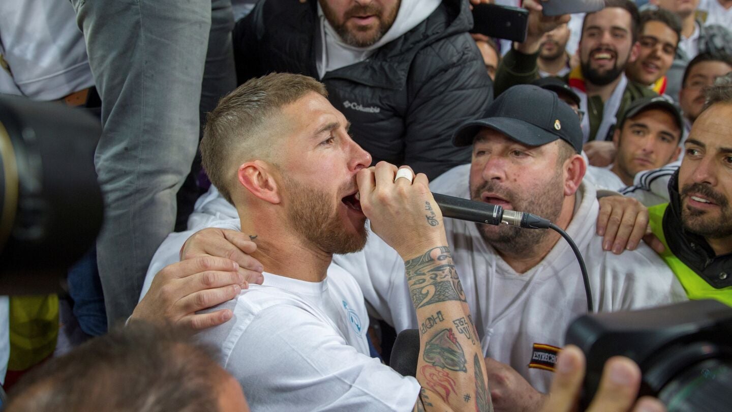 Sergio Ramos canta con los aficionados del Real Madrid en el Bernab&eacute;u