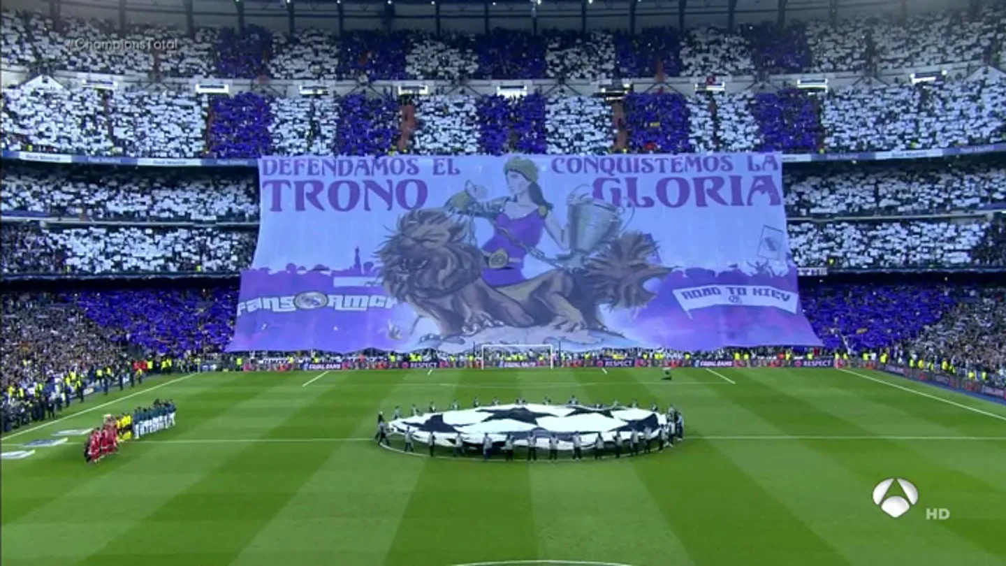 "Defendamos el trono, conquistemos la gloria": el espectacular mosaico del Bernabéu para el Madrid-Bayern "Defendamos el trono, conquistemos la gloria": el espectacular mosaico del Bernabéu para el Madrid-Bayern